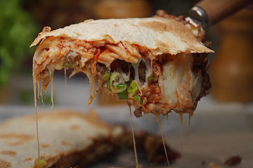 إيه الأحلى من الكاساديا؟ إنها تكون XXL وصفة النهارده للأكيلة الجامديين بس… 😎