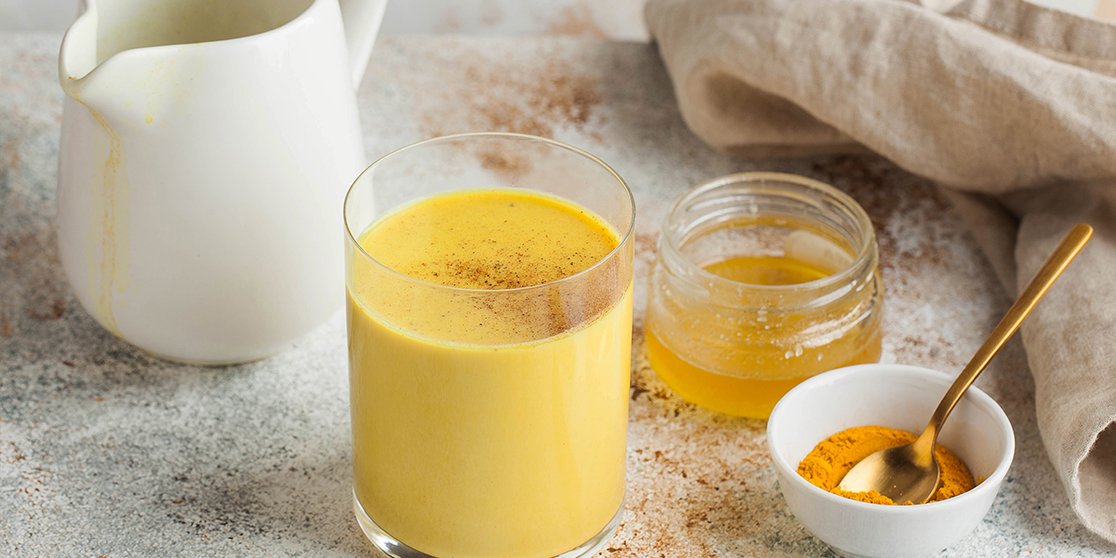 اللبن الذهبي – فوايد كتيرة بمكونات بسيطة!