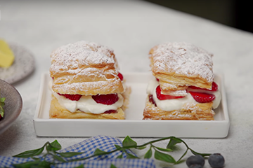 عاوز حاجة حلوة وسريعة؟ جرب أسهل وصفة للميلفيه بالسكر والفراولة بخمس مكونات بس على طريقة همم 😍