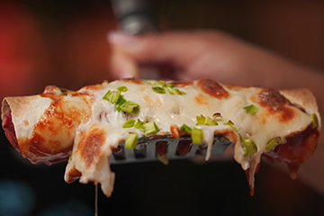 وصفة سهلة وبتتعمل بسرعة في الفرن. هوت دوج بالتورتيلا وصوص الباربيكيو