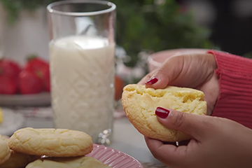 تعرفوا إن الكوكيز ممكن تتعمل بالشيكولاتة البيضا كمان؟