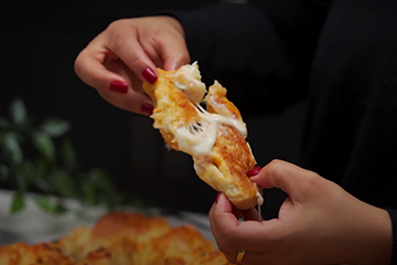 لسه بتحتفل معاكم باليوم العالمي للخبز ووصفتنا هتكون عيش محشي بالبيتزا..😍