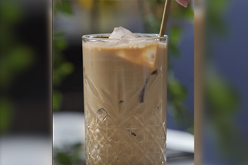 الجو حر ومحتاج قهوة؟ دي أحسن وأسهل آيس كوفي بـ 3 مكونات بس. وبعد كده حلّيها زي ما تحبي